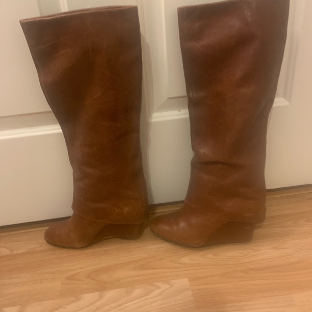 Leather wedge boots in cognac!